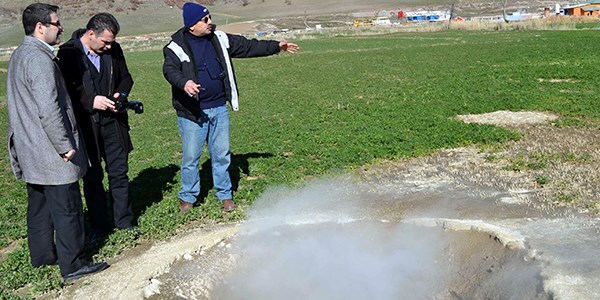 Kütahya'da ortaya çıkan gayzerler vatandaşı korkuttu