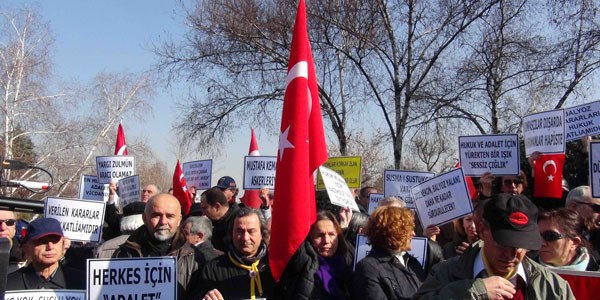Meclis önünde balyoz protestosu