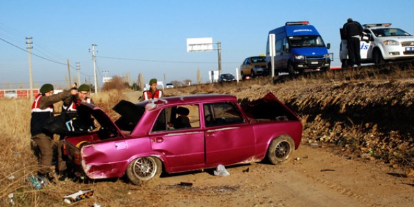 Aksaray'da otomobil arampole yuvarland: 3 yaral
