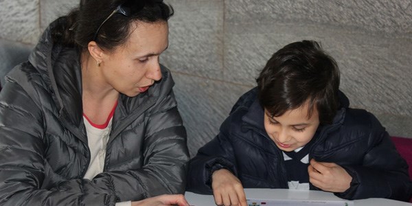 Rus anne oğluna Türkçeyi resimlerle öğretti