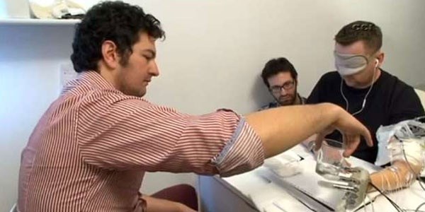 Beyin komutlu çalışabilen protez el üretildi/ Video