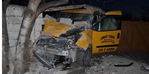 Bahçe duvarına çarpan sürücü hayatını kaybetti
