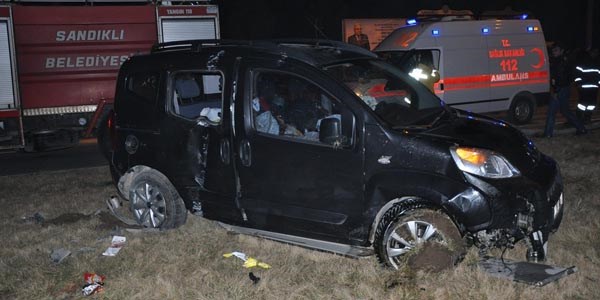 Sandıklı'da trafik kazası: 2 yaralı