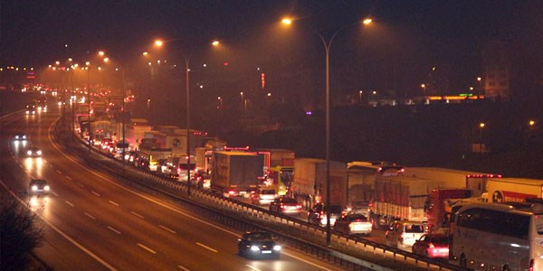 TEM Otoyolu'na yağ döküldü, trafik kilitlendi!