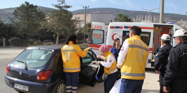 Kadın öğretmen kırmızıda duran otomobile çarptı