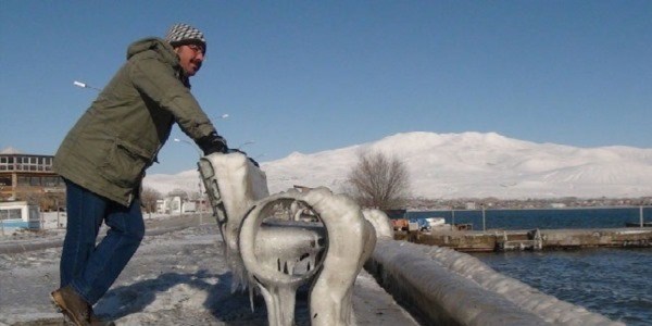 Van Gölü sahilleri kutupları aratmıyor