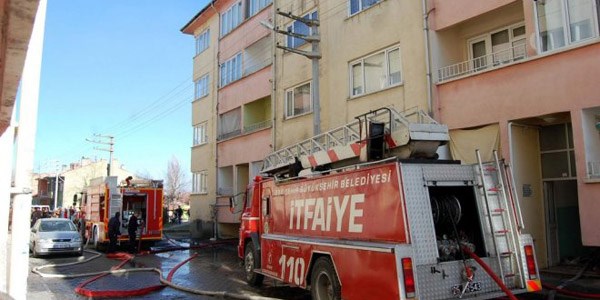 Yangına müdahale eden itfaiye eri ölümden döndü