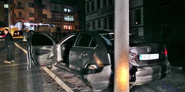 El freni çekilmeyen otomobil elektrik direğine çarptı