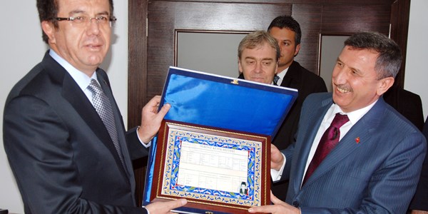 Bakan Zeybekçi'ye okul kütüğü sürprizi