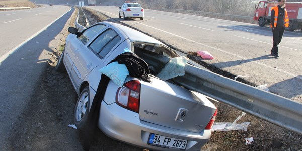 Bariyer otomobile ok gibi saplandı: 2 ölü, 3 yaralı