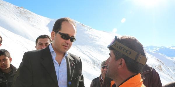 Hakkari Valisi Necmettin Kalkan çığ bölgesinde