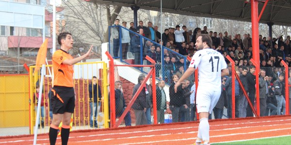 Önce saha sonra tribün karıştı