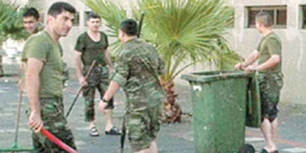 Erler komutanlarını şikayet etti: Taş taşıdık, köpek baktık!