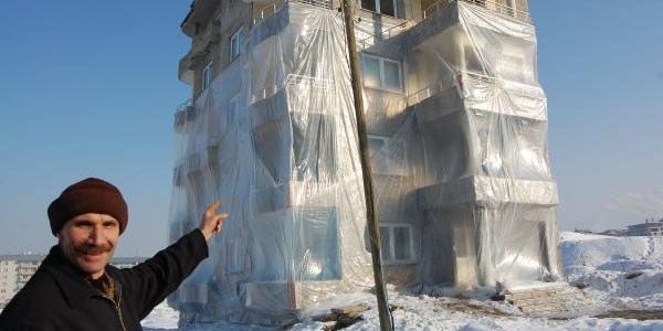 Sibirya so�uklar�na kar�� apartman� naylonla kaplad�