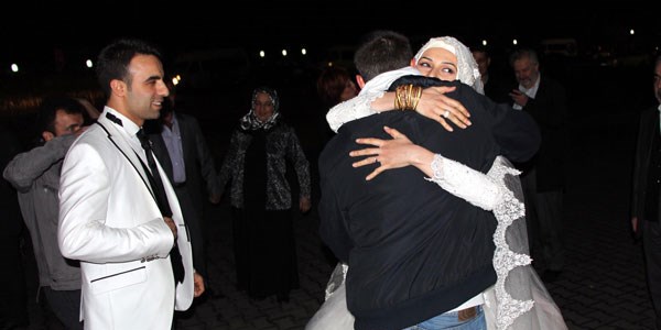 Kardeşini gelinliğiyle askere uğurladı