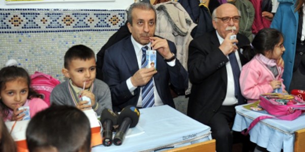 Bakanlar öğrencilerle birlikte süt içti/Video