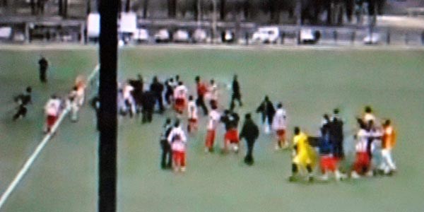 Saha içi karıştı, tekmeler havada uçuştu