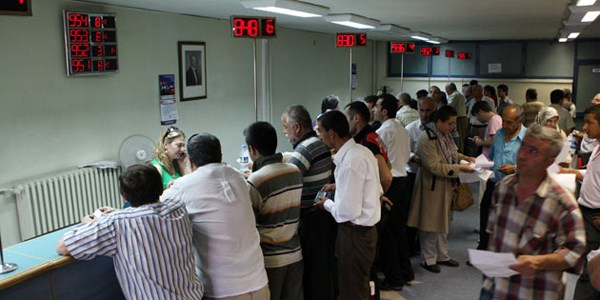 Bankadaki paras� 'hesap i�letim �creti' kesile kesile s�f�rlanm��!
