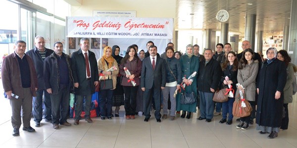 Atanan öğretmenler çiçeklerle karşılandı