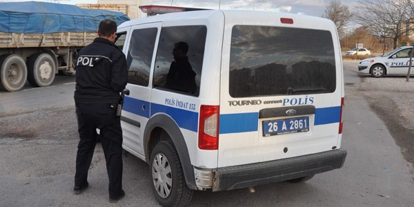 Otomobili ile polis aracına çarparak kaçan şüpheli yakalandı