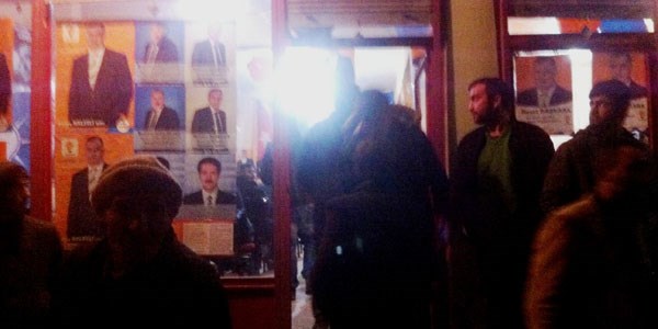 Iğdır'da AK Parti seçim bürosuna taşlı saldırı