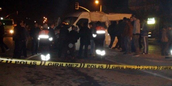 Polis aracı servis minibüsüyle çarpıştı: 20 yaralı