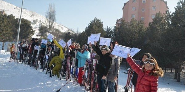 Kayak kursunu tamamlayan çocuklar sertifikalarını aldı