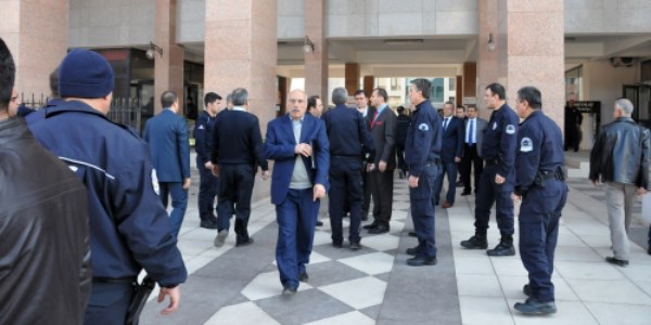 Adliye önünde kavga: 2 yaralı, 15 gözaltı/ Video