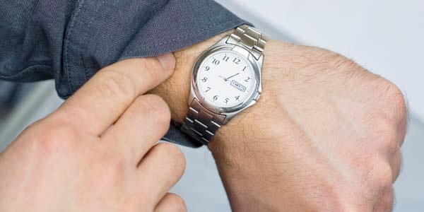 Se�im hediyesi olarak kol saati, bisiklet ve kot etek