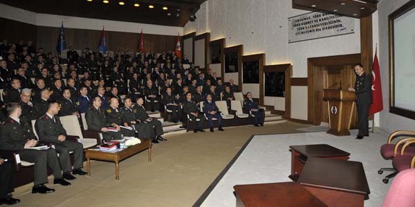 �yidil, astsubaylar�n sorunlar�n�n ��z�m� i�in �al��t�klar�n� s�yledi