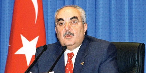 Eski bakanın mezarının yanında mühimmat
