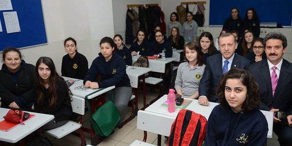 Erdoğan liseyi ziyaret etti, sınıfta ders dinledi