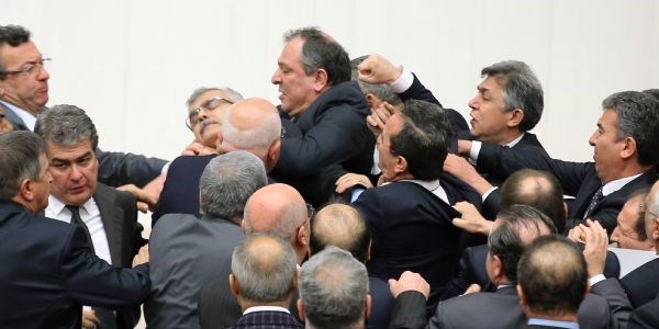Mecliste kavga, Vekilin burnu kırıldı