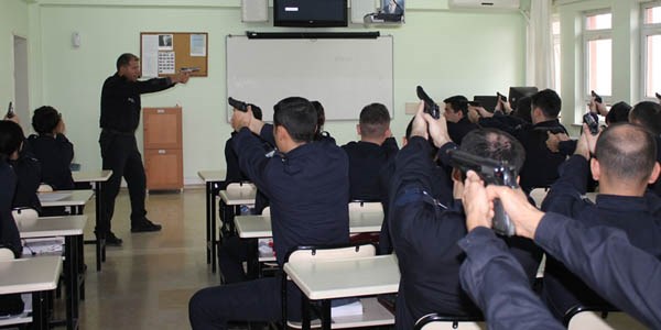 Polis adayının 'kellik' isyanı