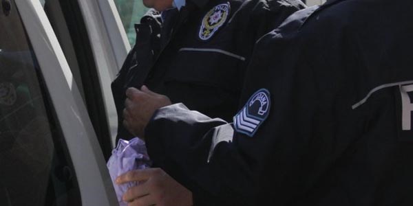 Trafik polisleri vatandaşı tekme tokat dövdü!/ Video