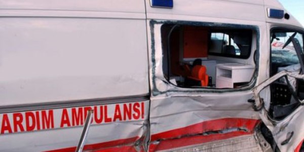 Askeri araçla ambulans çarpıştı: 5 yaralı