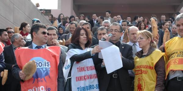 Adliye çalışanlarından, ekmekli yemek protestosu