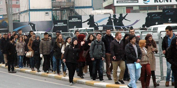 6 bin üniversite öğrencisi saatlerce kuyrukta bekledi