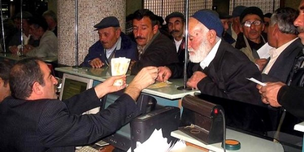 Bankalar emekli maaşının peşinde