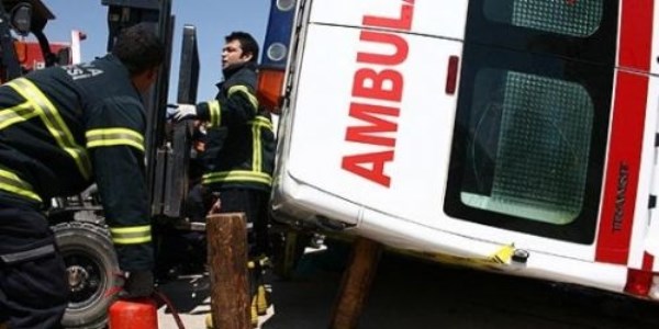 Ambulans devrildi: 1 l, 2 yaral