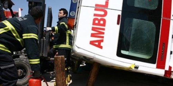 Ambulans devrildi: 1 ölü, 2 yaralı
