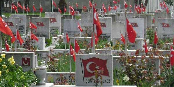 Edirnekapı Şehitliği'nde silah sesleri!