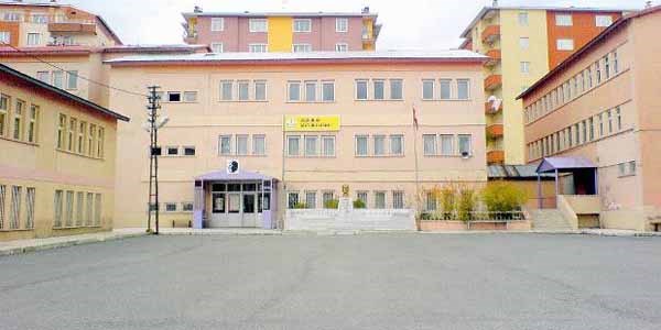 Lise kantininde bıçaklı kavga: 1 yaralı