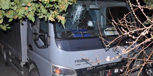 Askeri aracı durdurup 2 astsubayı darp ettiler