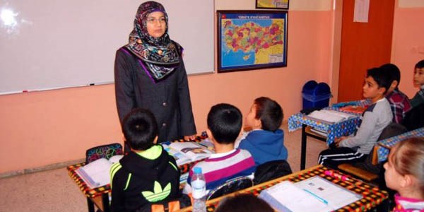 28 �ubat ma�duru ��retmenler ��rencileriyle bulu�tu/ Video