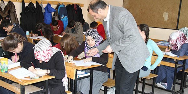 �niversite s�navlar�na 'et�t kat�'nda haz�rlan�yorlar