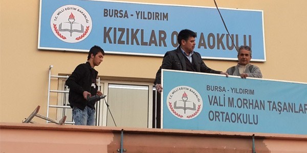 28 Şubat Valisinin ismi okuldan indirildi