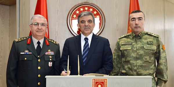Gül, Cumhurbaşkanlığı Muhafız Alayı'nı ziyaret etti