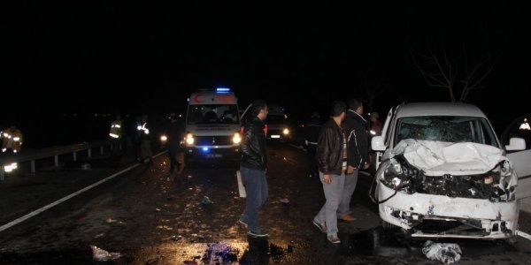 Zincirleme trafik kazası: 5 ölü, 14 yaralı