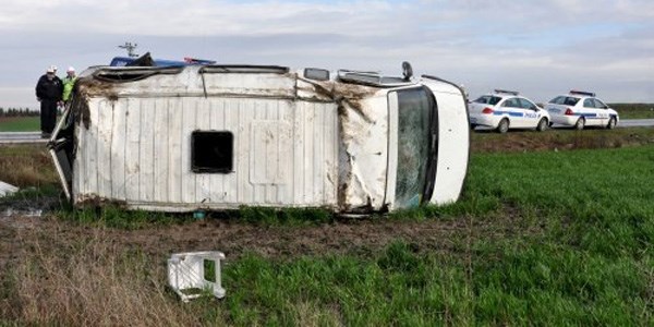Öğrenci servisi devrildi: 1 ölü, 13 yaralı